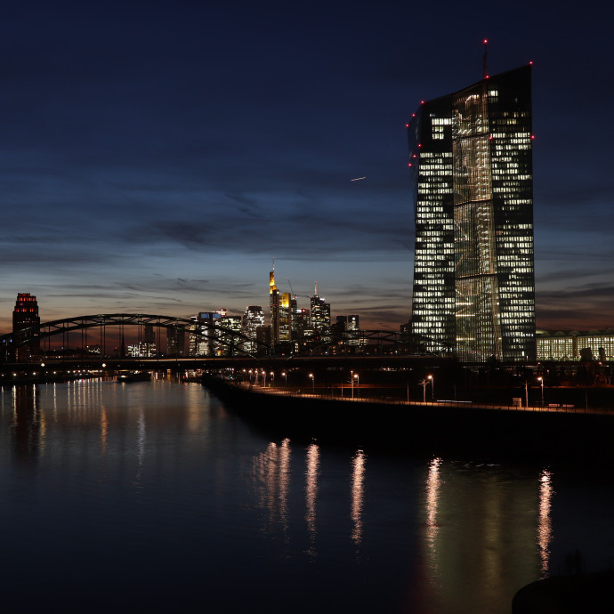 Megijedtek az európai jegybankárok, ezért újabb adag ingyenpénzt adnak a bankoknak