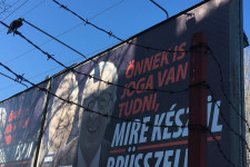 Egy éve még Orbán lopott, ma már Soros szervezkedik Simicska egykori plakátjain