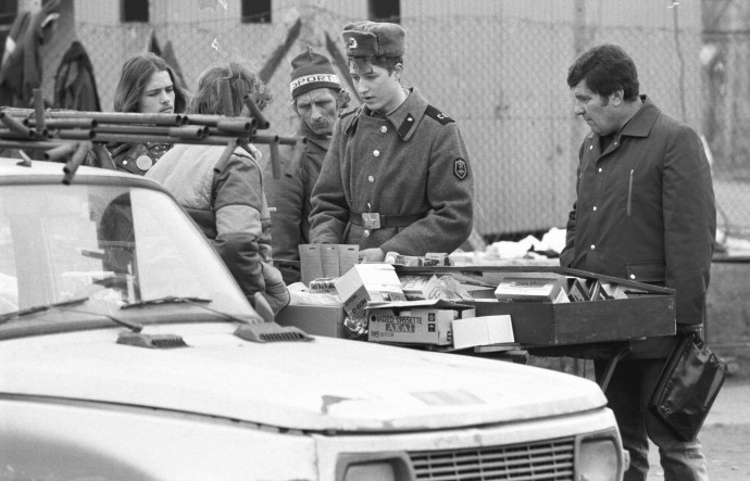 Szovjet katonák a hevesi KGST piacon, 1991-ben. A zsibvásárban elsõsorban lengyel és szovjet turisták, illetve a még itt állomásozó szovjet katonák kínálják portékáikat, vagy próbálják beszerezni az otthon hiánycikknek számító árukat. MTI Fotó: H. Szabó Sándor
