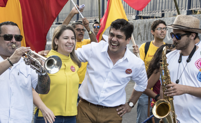 Caludia Dobles és Carlos Alvarado egy tavalyi képen. Fotó: AFP