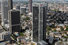 Az ügyfelek mondhatják meg, hogyan öltözzenek a bankárok
