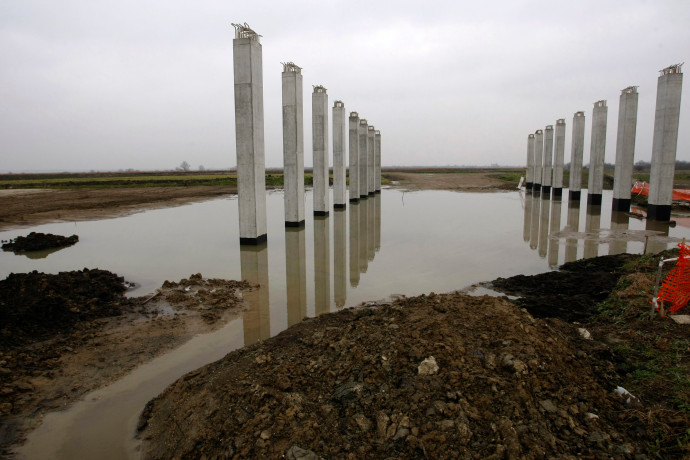 Törökszentmiklós, 2015. január 29. Az épülõ M4-es autópálya-szakaszon belvízben álló betonlábazatok Törökszentmiklós határában 2015. január 29-én. Az elmúlt idõszak csapadékos idõjárása miatt a belvizes területek nagysága Jász-Nagykun-Szolnok megyében meghaladta a 23 ezer hektárt. MTI Fotó: Bugány János