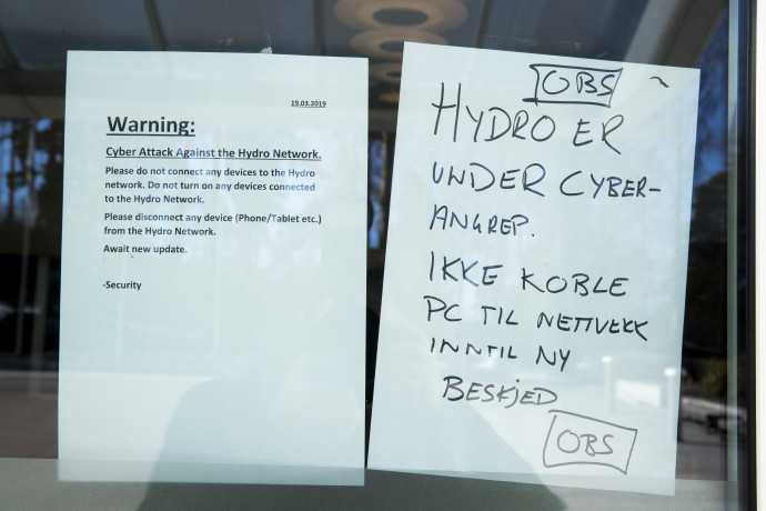 Figyelmeztetés a Norsk Hydro székházában arról, hogy a cég támadás alatt van és senki ne csatlakoztasson semmit az informatikai hálózatra. Fotó: AFP/Europress