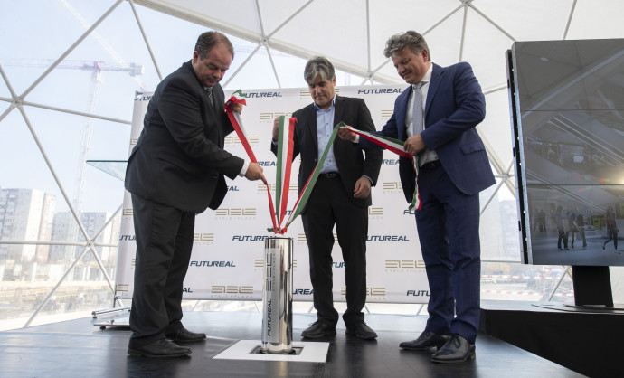 Futó Gábor középen az Etele Plaza alapkőletételi ünnepségén. Jobbra Hoffmann Tamás újbudai polgármester, balra Tatár Tibor, a Futureal vezérigazgatója. Fotó: Szigetváry Zsolt/MTI