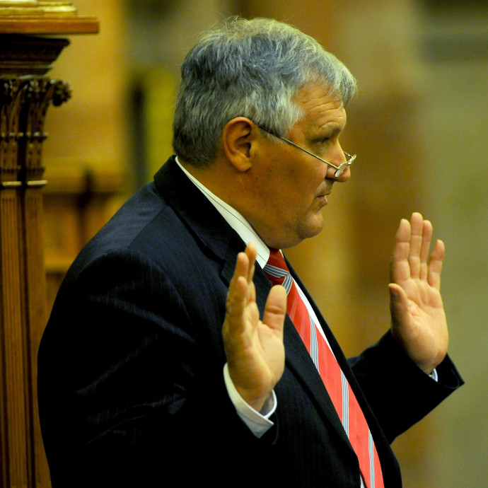 Alamizsnáért passzolta le médiáját az MSZP és volt pénztárnoka a Fidesznek