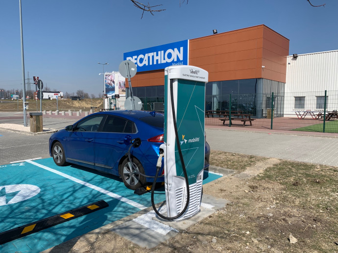 AZ NKM töltője a maglódi Dechatlon áruháznál