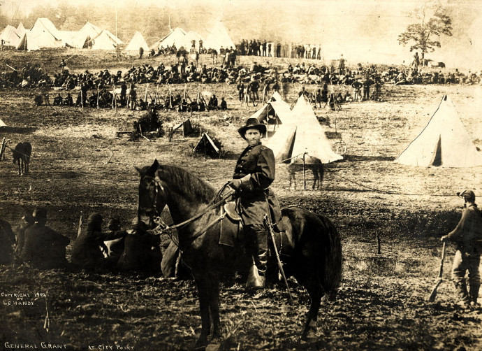 Ulysses S. Grant tábornok, sej lovát karéjozza – három képből összeretusált fotó 1902 tájáról (Library of Congress, közkincs)