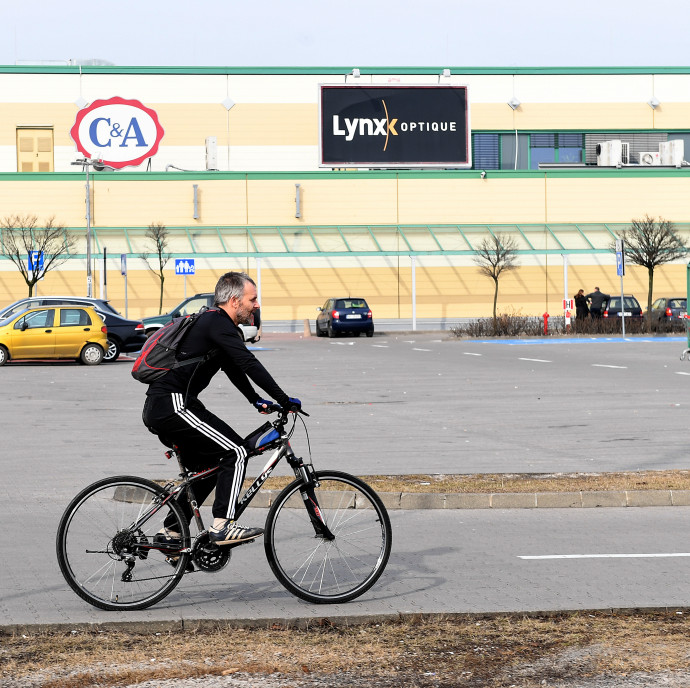A lengyel boltzár sem hozza a várt eredményeket, de legalább bosszantja az embereket