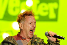 Sokkal olcsóbb, de környezetszennyezőbb is lett a zenehallgatás