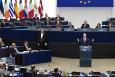 Ingyenes roaming, megszűnő óraátállítás – ezt adta nekünk az Európai Parlament