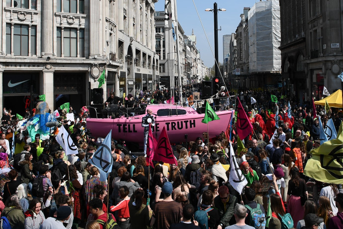 Tüntetők London belvárosában, az Oxford Streetnél. Fotó: AFP