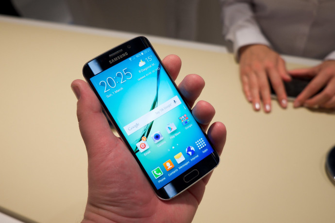 Galaxy S6 Edge – csak azért hajlított, mert megtehetik (Fotó: Kārlis Dambrāns CC-BY)