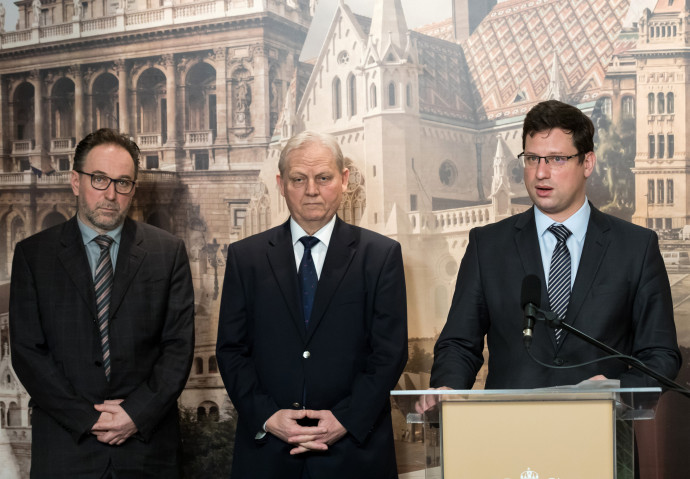 Fekete Péter (balra), Tarlós István (középen) és Gulyás Gergely (jobbra) a januári sajtótájékoztatón. Fotó: Mohai Balázs/MTI
