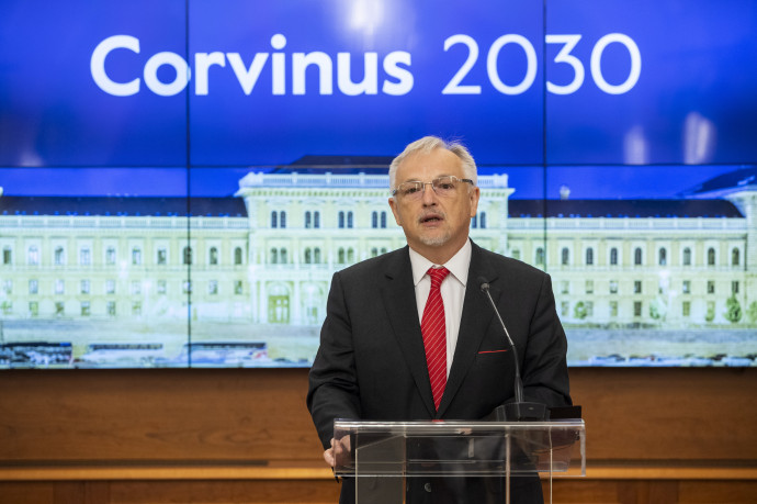 Budapest, 2019. április 24. Hernádi Zsolt, a Mol elnök-vezérigazgatója beszél a Corvinus Egyetem fenntartóváltásának legfrissebb fejleményérõl tartott sajtótájékoztatón, az egyetem konferenciatermében 2019. április 24-én. A sajtótájékoztatón Palkovics László innovációért és technológiáért felelõs miniszter bejelentette: benyújtja a Maecenas Universitas Corvini Alapítvány alapító okiratát a cégbíróságnak. MTI/Mónus Márton
