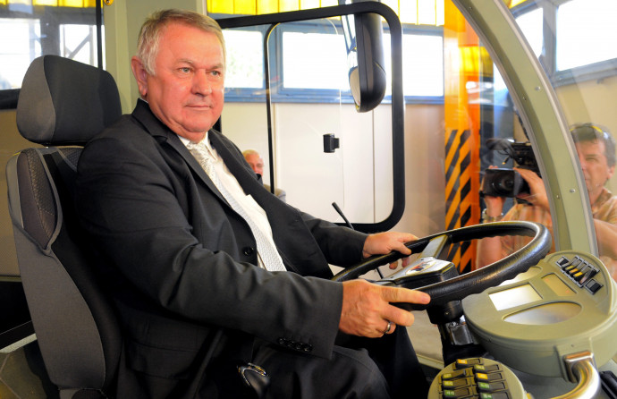 Majoros Béla a CsM Urbánus midibusz volánjánál szinte napra pontosan tíz évvel ezelőtt. Fotó: MTI/Rosta Tibor