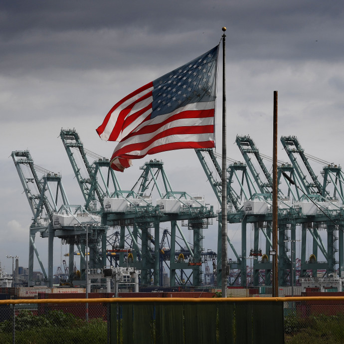 Trump megint össze-vissza beszélt, majd durván megemelte a kínai áruk vámját