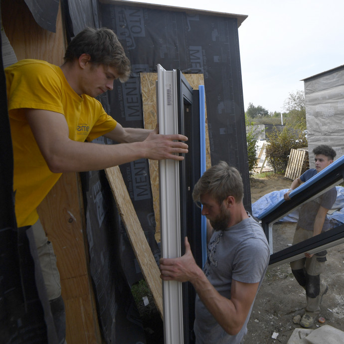 Egész korán költöznek el a magyar fiatalok a szomszédos országokban élőkhöz képest