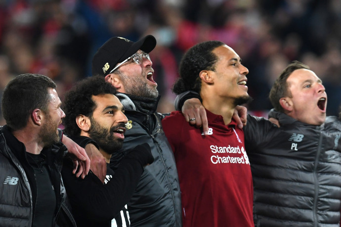 Mohamed Szaláh, Jürgen Klopp és Virgil van Dijk egymás mellett ünnepli a Barcelona elleni továbbjutást a BL-ben. Fotó: AFP