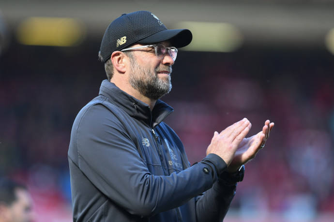 Jürgen Klopp tapsol. Fotó: AFP