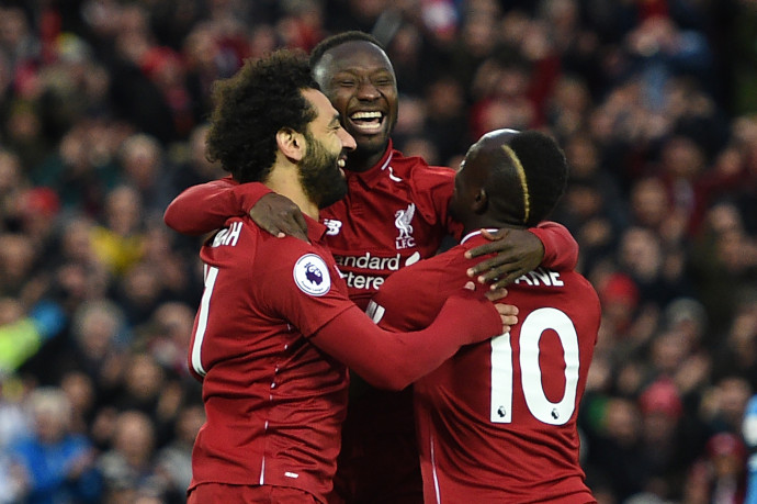 Naby Keita (középen) Szaláh és Mané társaságában. Fotó: AFP