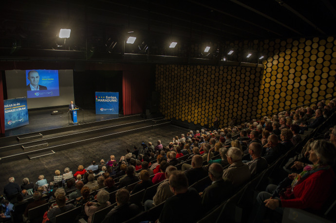 A Demokratikus Koalíció kampányrendezvénye Tatabányán. Fotó: Bodnár Boglárka/MTI