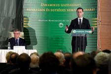 Két lábbal tapossák a gázpedált, hogy ne lassuljon nagyon a magyar gazdaság