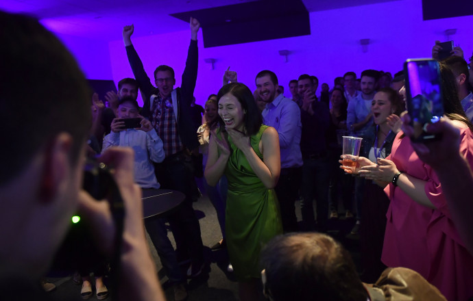 Cseh Katalin, a Momentum EP-listavezetője örül a párt eredményváróján. fotó: Illyés Tibor/MTI