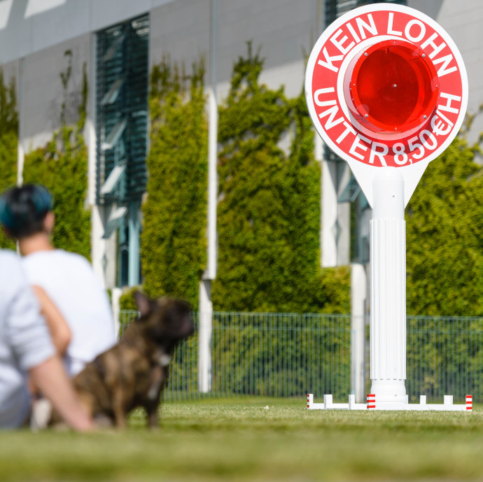 Hiába emelik a magyar minimálbért, a boltban elkölthető értéke alig nő