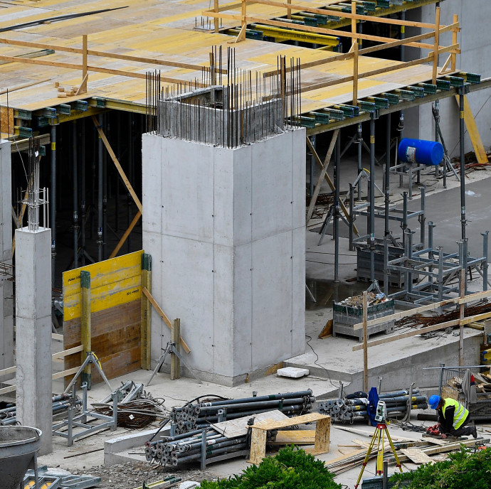 Szinte munkások nélkül kaszálnak tízmilliárdokat a kormány kedvenc építői