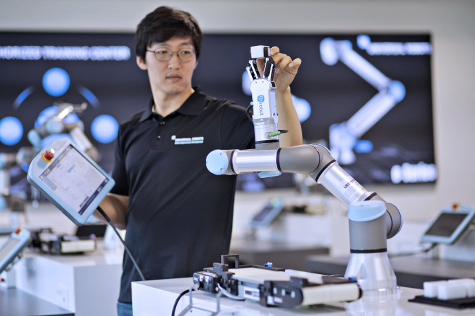 Fogásra fejlesztett karvéggel ellátott robotot programoz a Universal Robots fejlesztője. Fotó: UR