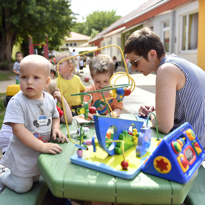 A méltányos bérekért küzdő bölcsődei dolgozók szerint a kormány tett egy lépést - az ellenkező irányba