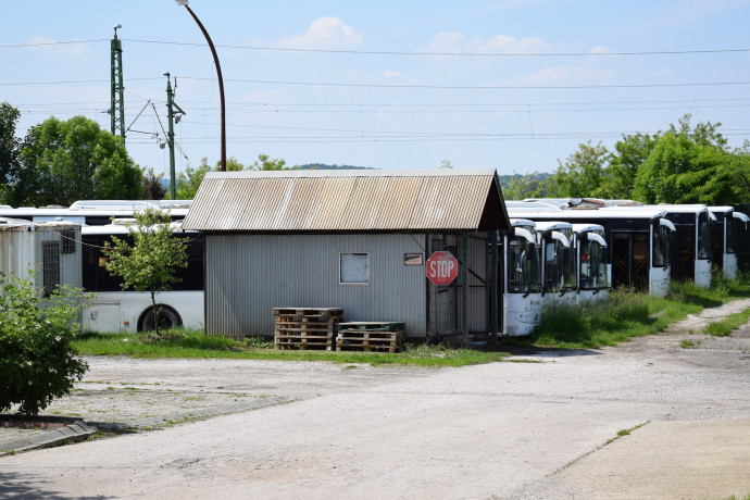 A telephely a 7-es főút felől fotózva