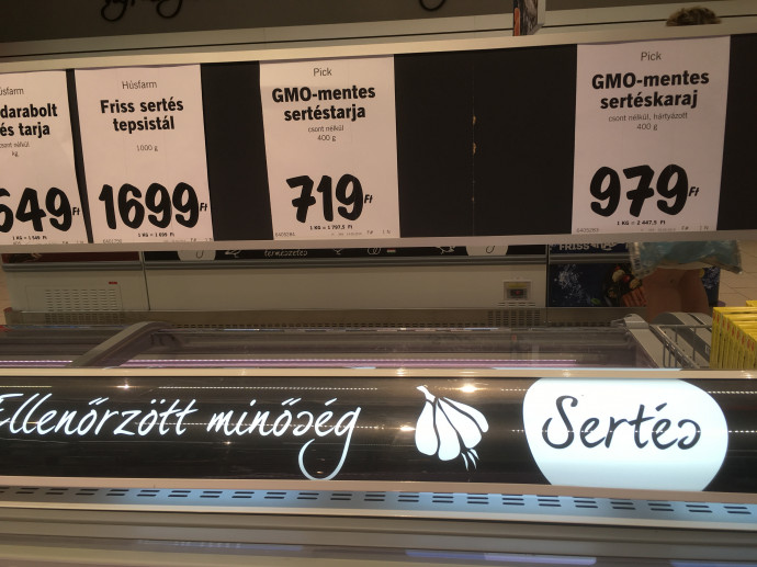 GMO-mentes takarmánnyal etetett állatok húsa egy budapesti Lidl üzletben. Fotó: G7