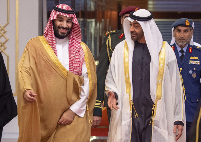 Közeli szövetségesek: a szaúdi koronaherceg, Mohamed bin Szalmán, köznyelven MBS, balra pedig MBZ. Fotó: AFP