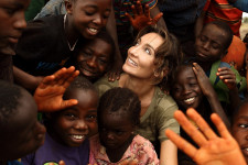 Szegényekről forgatott filmekkel próbálja jobbá tenni a világot a leggazdagabb kelet-európai nő