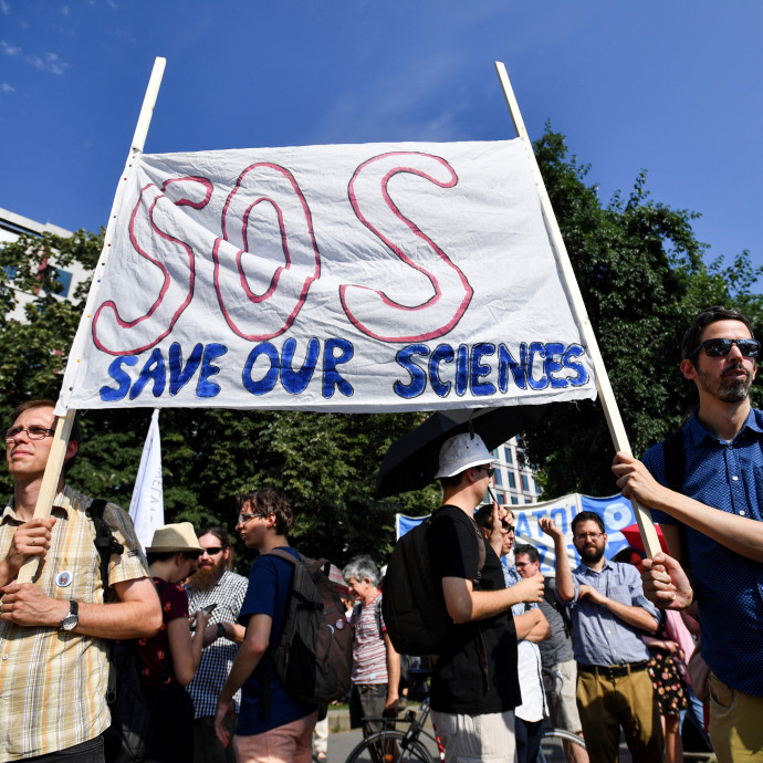 „Talán még a Neander-völgyben is szégyellte volna magát a törzsfőnök” az Akadémia megsorozása után