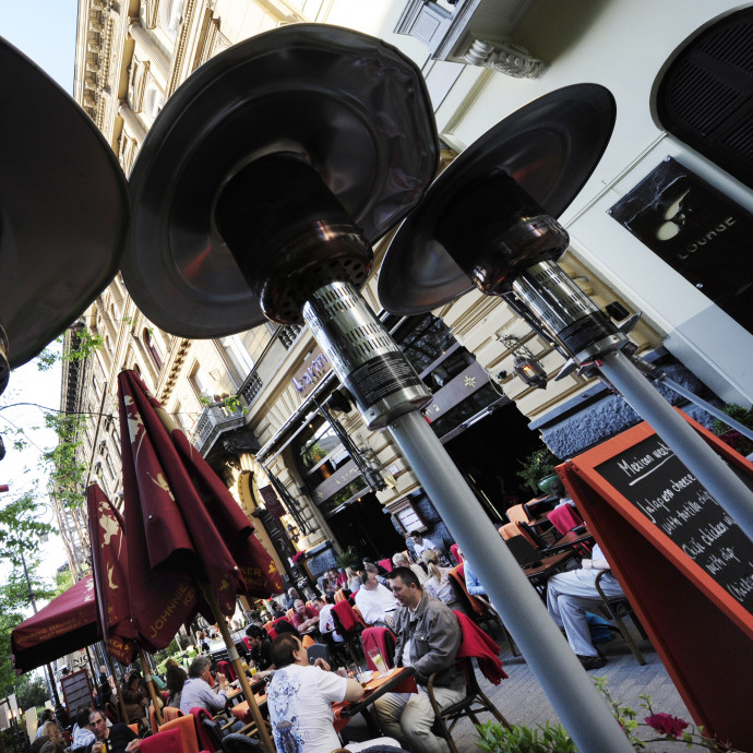 Vagy egyre többet eszünk étteremben, vagy egyre kevesebbet csalnak a vendéglátósok