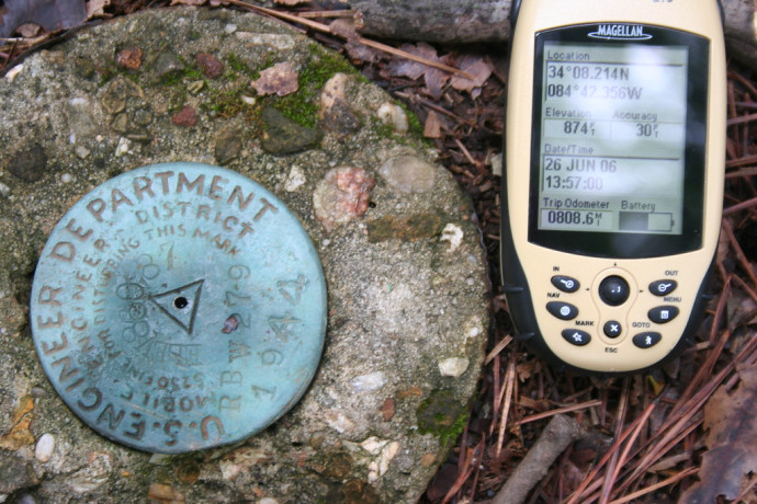 Valószínűleg a tisztességben megőszült katonákat is meglepte, hogy a GPS-szel szaladgálásból hobbi is lett (Fotó: Chuck McKenna CC-BY)