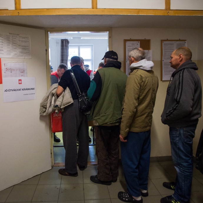 Több mint egymillió magyar nehezen jut élelemhez