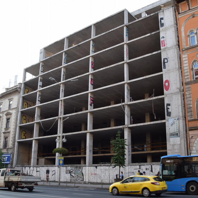 Megvették, mégsem fejezik be az óriási budapesti betontorzót
