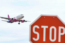 Átlagosan egy pohár sörre való kompenzációt harcolt ki a versenyhivatal a WizzAir utasainak