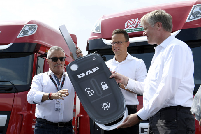 Mogyoród, 2017. augusztus 27. Richard Zink, a DAF Trucks N.V. marketing és értékesítési igazgatója (j) átadja a 370 új DAF kamiont jelképezõ kulcsot Révész Bálintnak, a Révész Group tulajdonosának, középen Szijjártó Péter külgazdasági és külügyminiszter a mogyoródi Hungaroringen 2017. augusztus 27-én. A Révész Group Kelet-Magyarország egyik legmeghatározóbb logisztikai szolgáltatója és fuvarozó vállalata. MTI Fotó: Koszticsák Szilárd