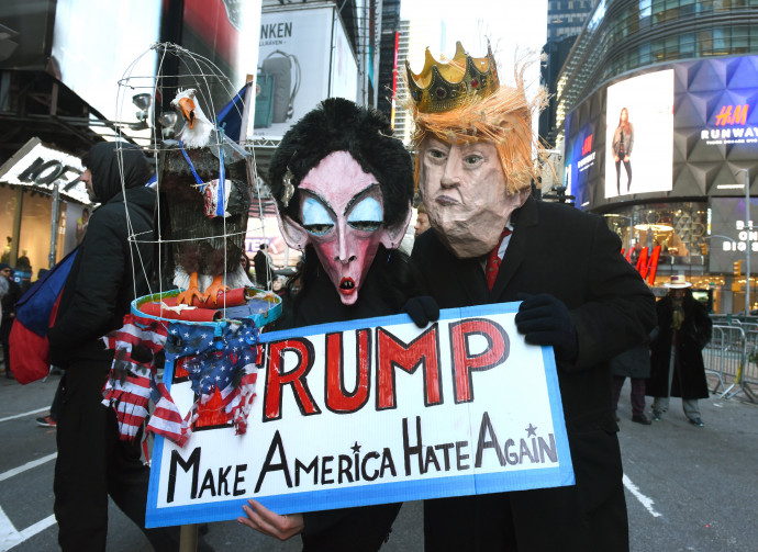 Tüntetők menetelnek a Times Square-en a rasszimus ellen 2018 január 15-én Martin Luther King Jr.-ra emlékezve. Fotó: AFP/Europress