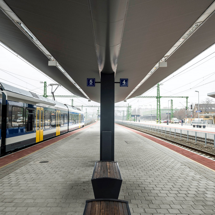 Simicska Lajos pénzgyára adja a referenciát Mészároséknak