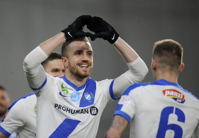 Baki Ákos örül az MTK egyik tavalyi góljának a prohumános mezben. Fotó: Czagány Balázs/MTI