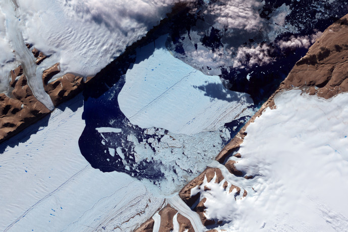 A NASA Earth Observatory felvételén az látszik, ahogy egy jégsziget letörik a Grönland északkeleti részén található Petermann-gleccserről. Fotó: AFP/Europress.