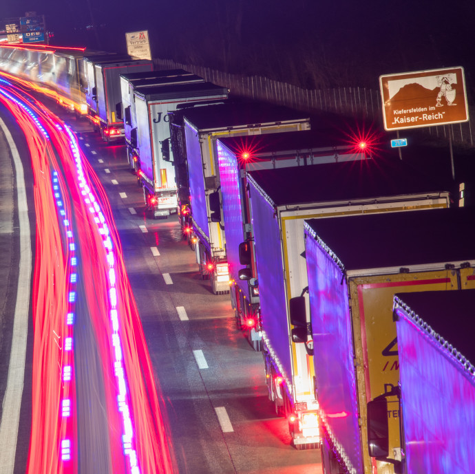 Miért fojtogatják a közép-európai sikerágazatot a nyugati kormányok?