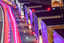 Miért fojtogatják a közép-európai sikerágazatot a nyugati kormányok?
