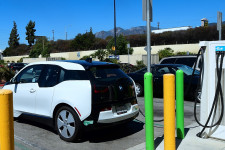 Olcsóbb lesz a benzin, ha sokan keresnek rá az e-autókra