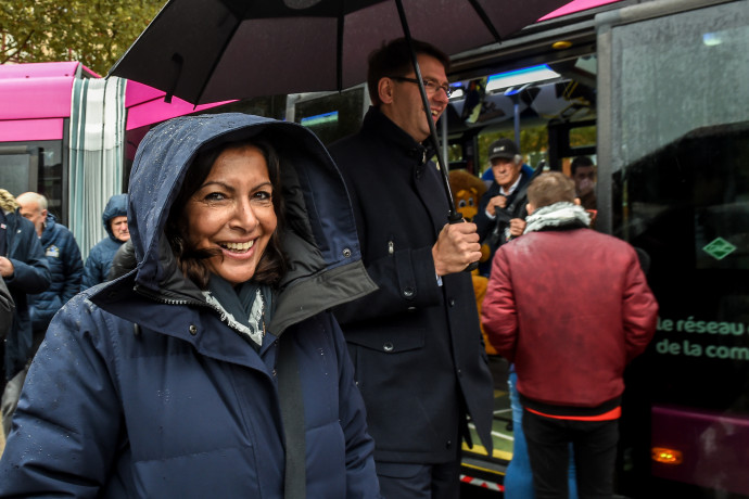 Anne Hidalgo párizsi főpolgármester (balra) októberben tesztelte a tömegközlekedést Patrice Vergriete helyi polgármester társaságában. Fotó: AFP